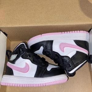 Jordan 1 Mid baby girls shoes
